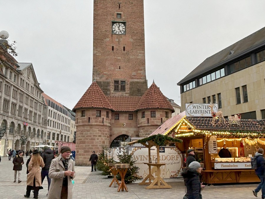 Věž a vánoční trhy